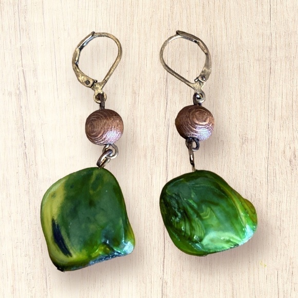 🦄 Asymmetrical Green Dangling Earrings - Picture 2 of 9